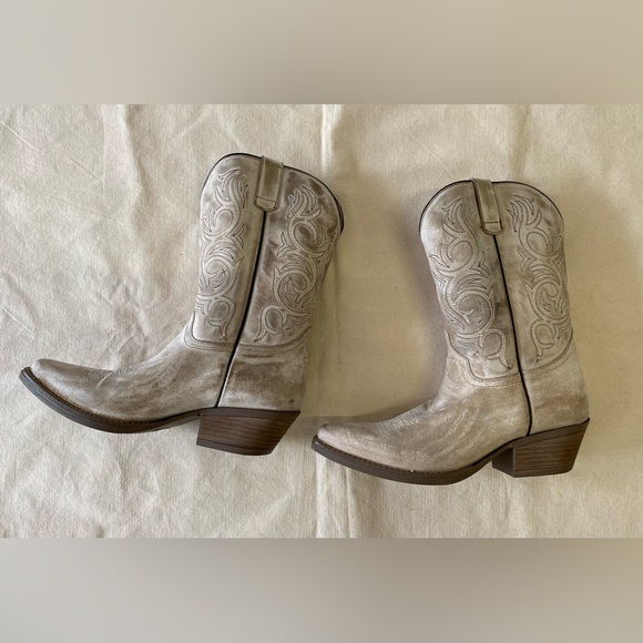 Sterling River Boots Chic Tan Crème Coated Western Style Casual Cowboy Boots W12 - Picture 2 of 14